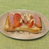 トマトとウインナーのトースト